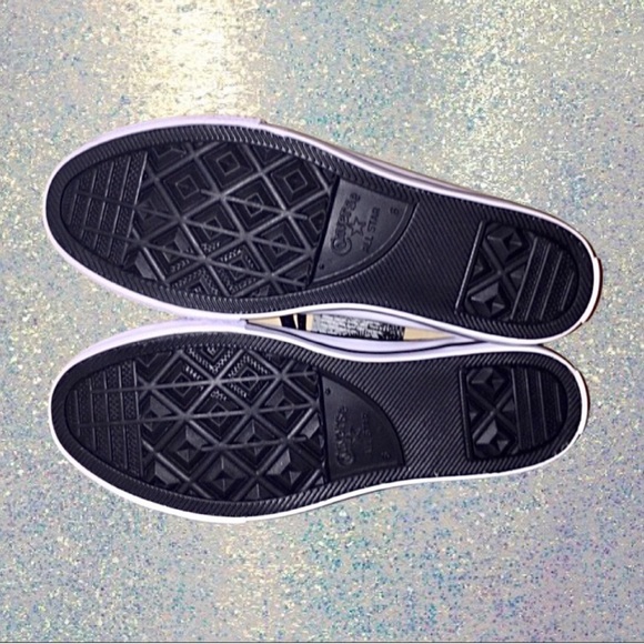 Converse Black & White Low Top Sneakers - Picture 4 of 6